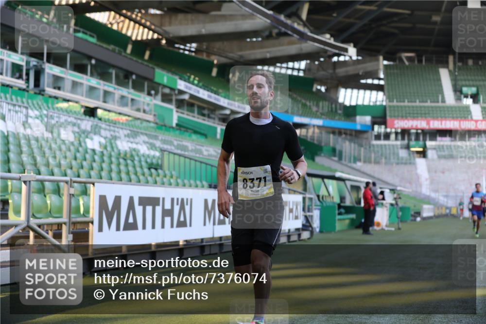 06.10.2024 - 19. swb-Marathon Bremen Yannick Fuchs http://msf.ph/oto/7376074 06.10.2024 10:17:57 Laufen im Stadion 8371, 8500, 8846, 9039, 9063 meine-sportfotos.de