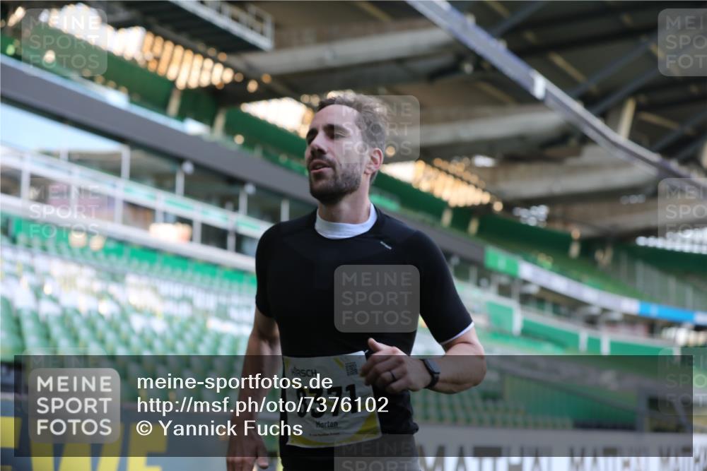 06.10.2024 - 19. swb-Marathon Bremen Yannick Fuchs http://msf.ph/oto/7376102 06.10.2024 10:17:57 Laufen im Stadion 8371, 8500, 8846, 9039, 9063 meine-sportfotos.de