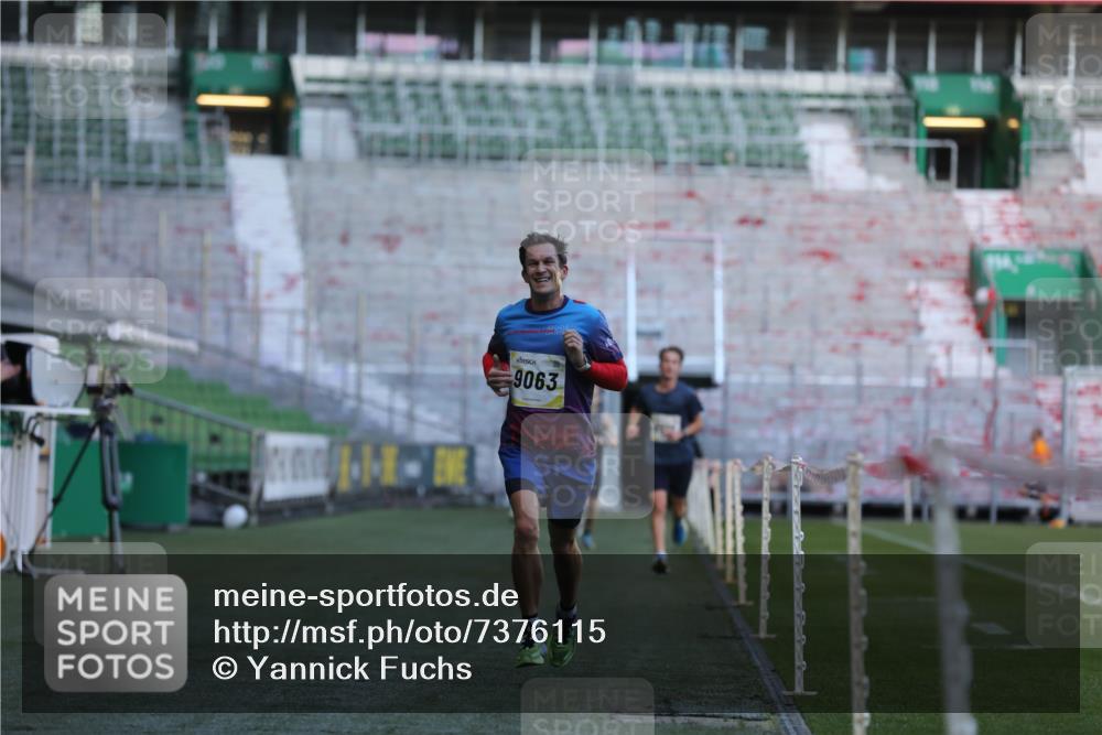 06.10.2024 - 19. swb-Marathon Bremen Yannick Fuchs http://msf.ph/oto/7376115 06.10.2024 10:17:59 Laufen im Stadion 8371, 8500, 8513, 8846, 9039, 9063 meine-sportfotos.de