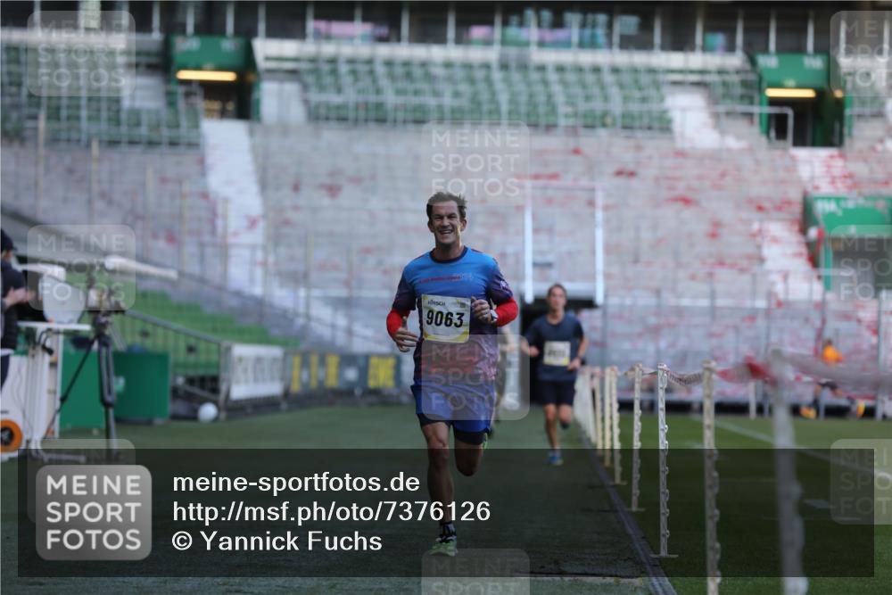 06.10.2024 - 19. swb-Marathon Bremen Yannick Fuchs http://msf.ph/oto/7376126 06.10.2024 10:17:59 Laufen im Stadion 8371, 8500, 8513, 8846, 9039, 9063 meine-sportfotos.de
