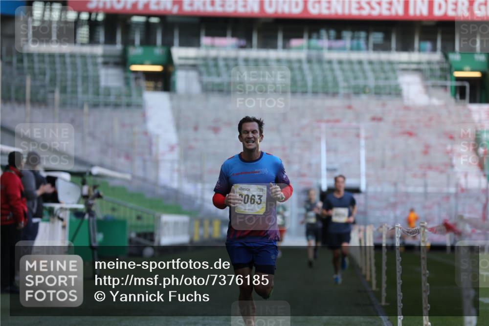 06.10.2024 - 19. swb-Marathon Bremen Yannick Fuchs http://msf.ph/oto/7376185 06.10.2024 10:17:59 Laufen im Stadion 8371, 8500, 8513, 8846, 9039, 9063 meine-sportfotos.de
