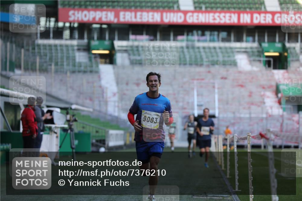 06.10.2024 - 19. swb-Marathon Bremen Yannick Fuchs http://msf.ph/oto/7376210 06.10.2024 10:18:00 Laufen im Stadion 8371, 8500, 8513, 8846, 9039, 9063 meine-sportfotos.de