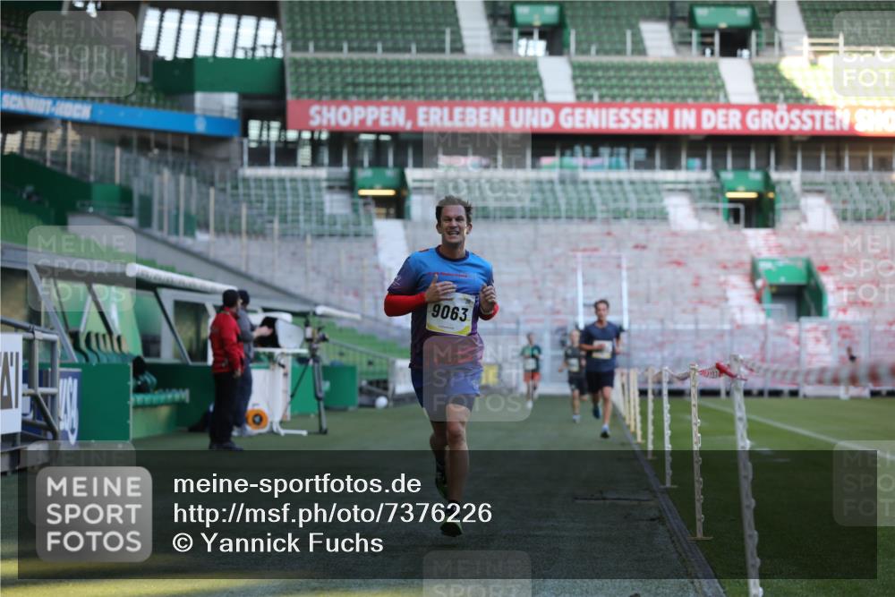 06.10.2024 - 19. swb-Marathon Bremen Yannick Fuchs http://msf.ph/oto/7376226 06.10.2024 10:18:00 Laufen im Stadion 8371, 8500, 8513, 8846, 9039, 9063 meine-sportfotos.de