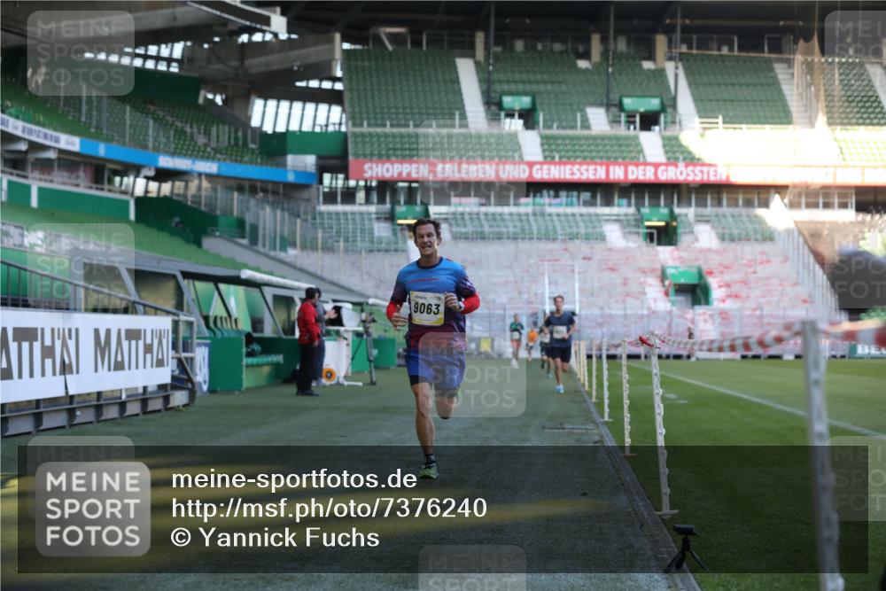 06.10.2024 - 19. swb-Marathon Bremen Yannick Fuchs http://msf.ph/oto/7376240 06.10.2024 10:18:01 Laufen im Stadion 8371, 8500, 8513, 8846, 9039, 9063 meine-sportfotos.de