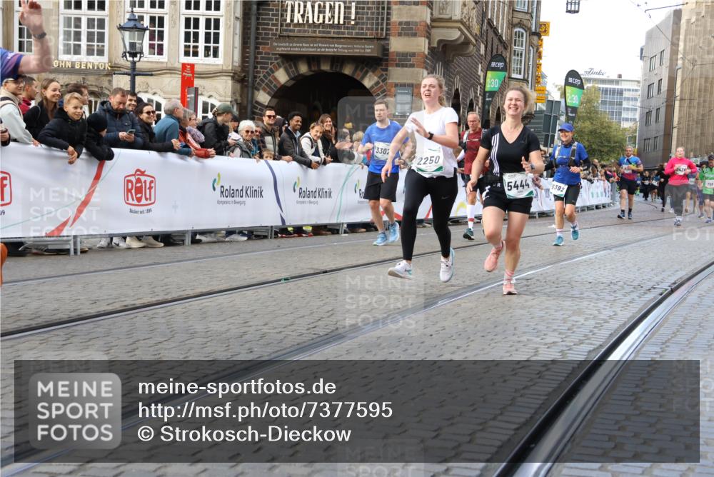 06.10.2024 - 19. swb-Marathon Bremen Strokosch-Dieckow http://msf.ph/oto/7377595 06.10.2024 14:07:17 Ziel 325, 756, 758, 921, 2193, 2250, 2290, 2426, 3061, 3302, 3784, 3813, 4079, 5279, 5444, 5608, 5655, 5952, 6392, 6532, 6656 meine-sportfotos.de