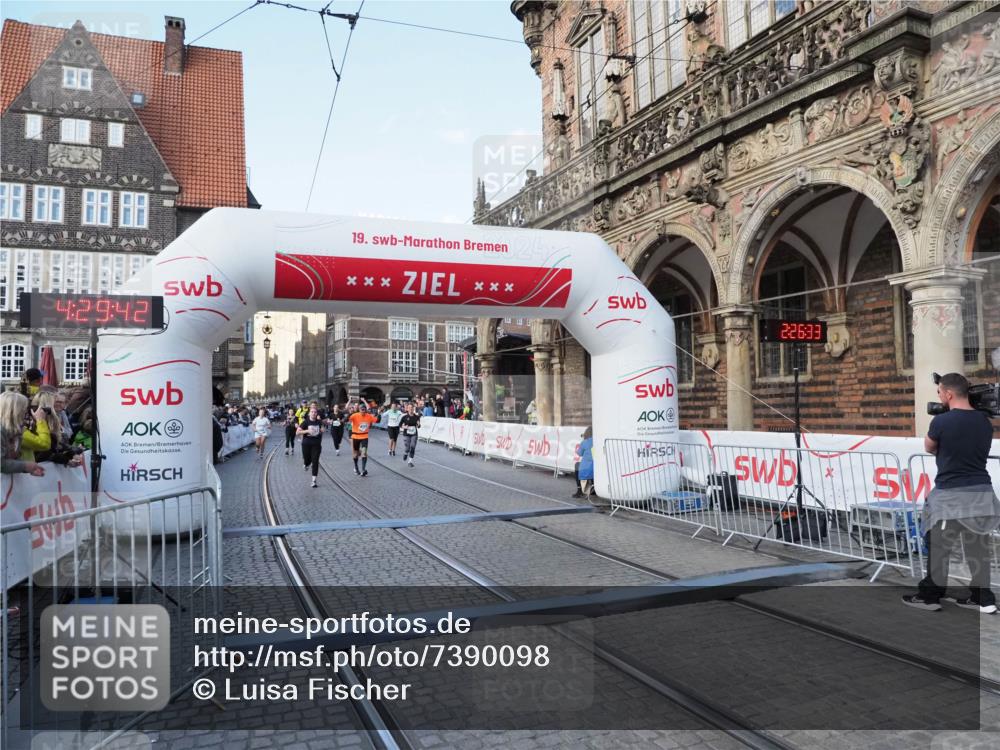 06.10.2024 - 19. swb-Marathon Bremen Luisa Fischer http://msf.ph/oto/7390098 06.10.2024 13:59:42 Ziel 507, 3075, 3161, 3481, 3919, 4816, 5741, 5968, 6177, 6193, 6203 meine-sportfotos.de