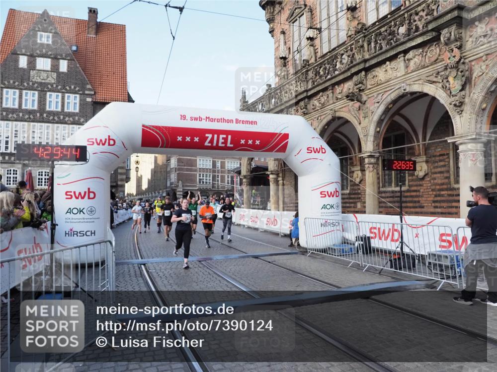 06.10.2024 - 19. swb-Marathon Bremen Luisa Fischer http://msf.ph/oto/7390124 06.10.2024 13:59:44 Ziel 507, 3075, 3161, 3481, 3919, 4816, 5741, 5968, 6177, 6193, 6203 meine-sportfotos.de