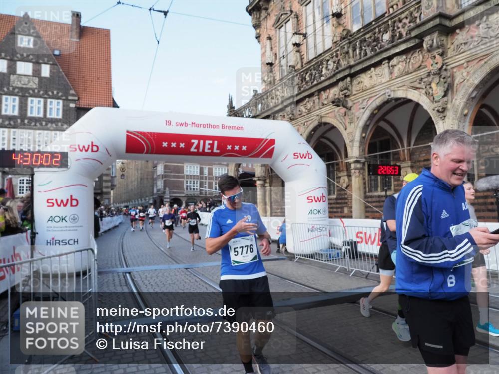 06.10.2024 - 19. swb-Marathon Bremen Luisa Fischer http://msf.ph/oto/7390460 06.10.2024 14:00:02 Ziel 80, 811, 911, 1061, 2068, 2327, 3034, 4616, 4937, 5064, 5776, 6790, 6898 meine-sportfotos.de