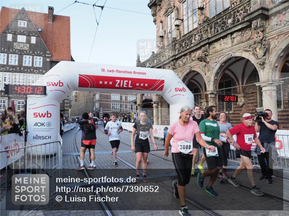 06.10.2024 - 19. swb-Marathon Bremen Luisa Fischer http://msf.ph/oto/7390652 06.10.2024 14:00:12 Ziel 80, 406, 811, 911, 1061, 1282, 1386, 2068, 3088, 3119, 3992, 4913, 5787, 6790, 6821 meine-sportfotos.de