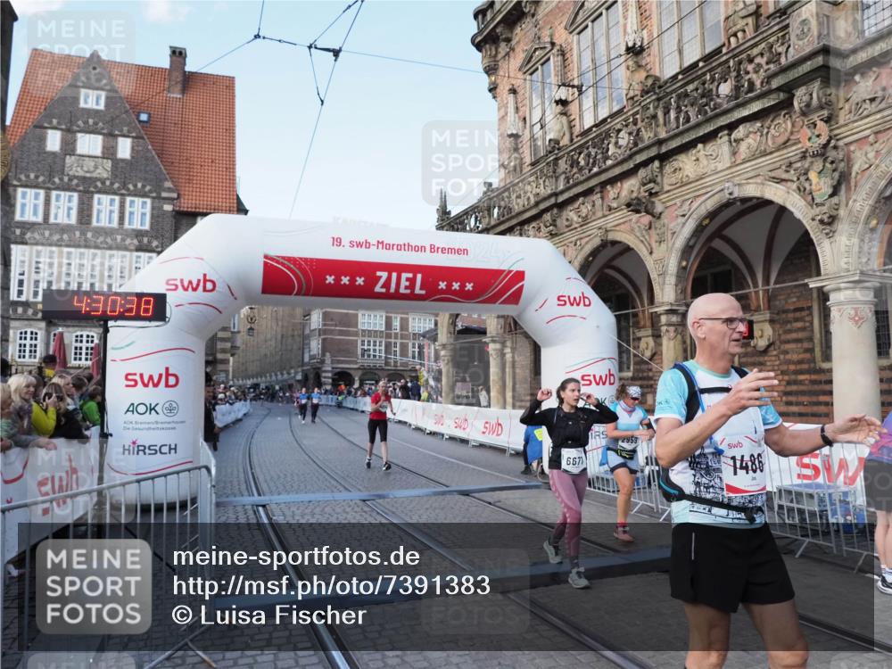 06.10.2024 - 19. swb-Marathon Bremen Luisa Fischer http://msf.ph/oto/7391383 06.10.2024 14:00:38 Ziel 2448, 2959, 3609, 3811, 3812, 4014, 6671 meine-sportfotos.de
