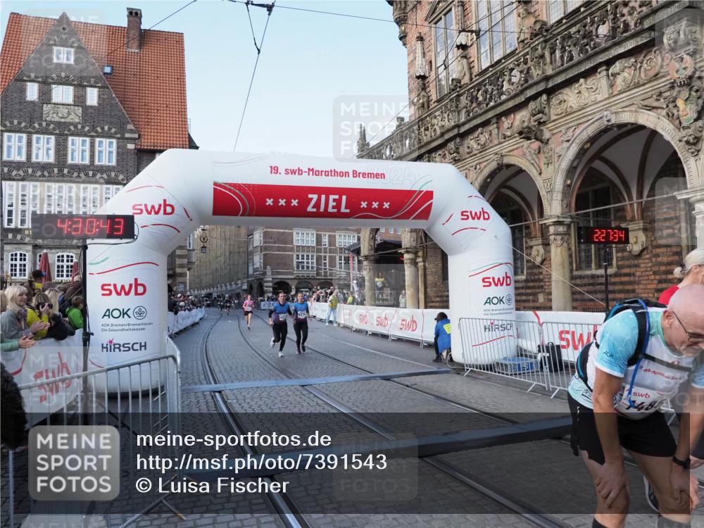 06.10.2024 - 19. swb-Marathon Bremen Luisa Fischer http://msf.ph/oto/7391543 06.10.2024 14:00:43 Ziel 3332, 4014, 4273, 4274 meine-sportfotos.de