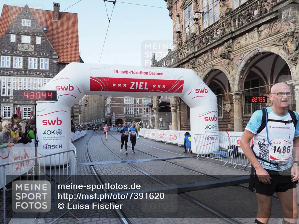 06.10.2024 - 19. swb-Marathon Bremen Luisa Fischer http://msf.ph/oto/7391620 06.10.2024 14:00:44 Ziel 3332, 4014, 4273, 4274 meine-sportfotos.de