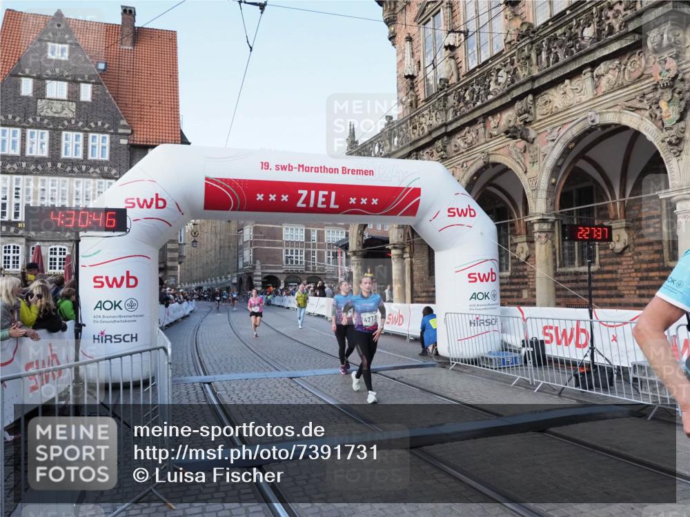 06.10.2024 - 19. swb-Marathon Bremen Luisa Fischer http://msf.ph/oto/7391731 06.10.2024 14:00:46 Ziel 3332, 4273, 4274 meine-sportfotos.de