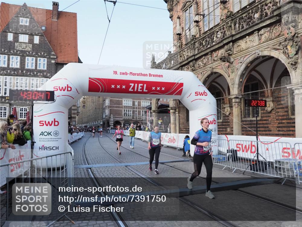 06.10.2024 - 19. swb-Marathon Bremen Luisa Fischer http://msf.ph/oto/7391750 06.10.2024 14:00:47 Ziel 3332, 4273, 4274 meine-sportfotos.de