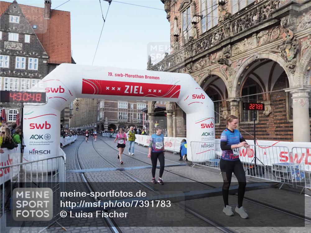 06.10.2024 - 19. swb-Marathon Bremen Luisa Fischer http://msf.ph/oto/7391783 06.10.2024 14:00:48 Ziel 3332, 4273, 4274 meine-sportfotos.de