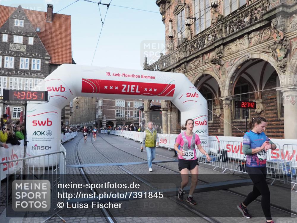 06.10.2024 - 19. swb-Marathon Bremen Luisa Fischer http://msf.ph/oto/7391845 06.10.2024 14:00:51 Ziel 3332, 3355, 4273, 4274, 5347 meine-sportfotos.de