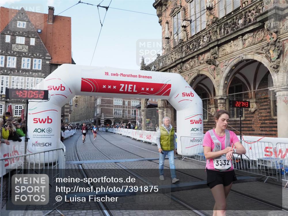 06.10.2024 - 19. swb-Marathon Bremen Luisa Fischer http://msf.ph/oto/7391875 06.10.2024 14:00:52 Ziel 3332, 3355, 5347 meine-sportfotos.de