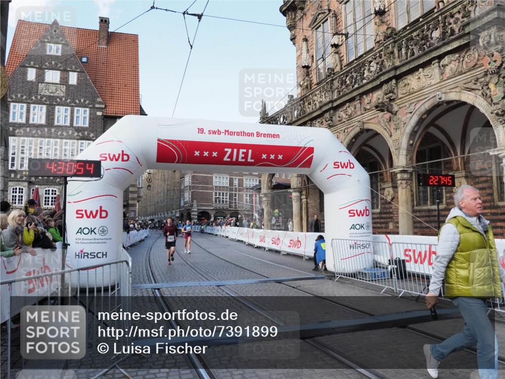 06.10.2024 - 19. swb-Marathon Bremen Luisa Fischer http://msf.ph/oto/7391899 06.10.2024 14:00:53 Ziel 3332, 3355, 5347 meine-sportfotos.de