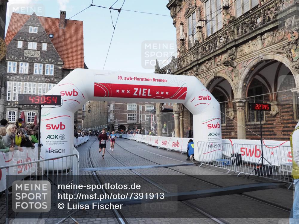 06.10.2024 - 19. swb-Marathon Bremen Luisa Fischer http://msf.ph/oto/7391913 06.10.2024 14:00:54 Ziel 3332, 3355, 5347 meine-sportfotos.de