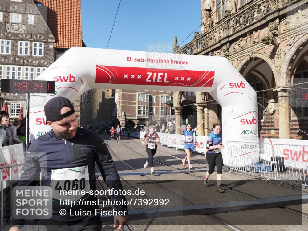 06.10.2024 - 19. swb-Marathon Bremen Luisa Fischer http://msf.ph/oto/7392992 06.10.2024 14:01:41 Ziel 2717, 3085, 3831, 3835, 6455, 6640 meine-sportfotos.de