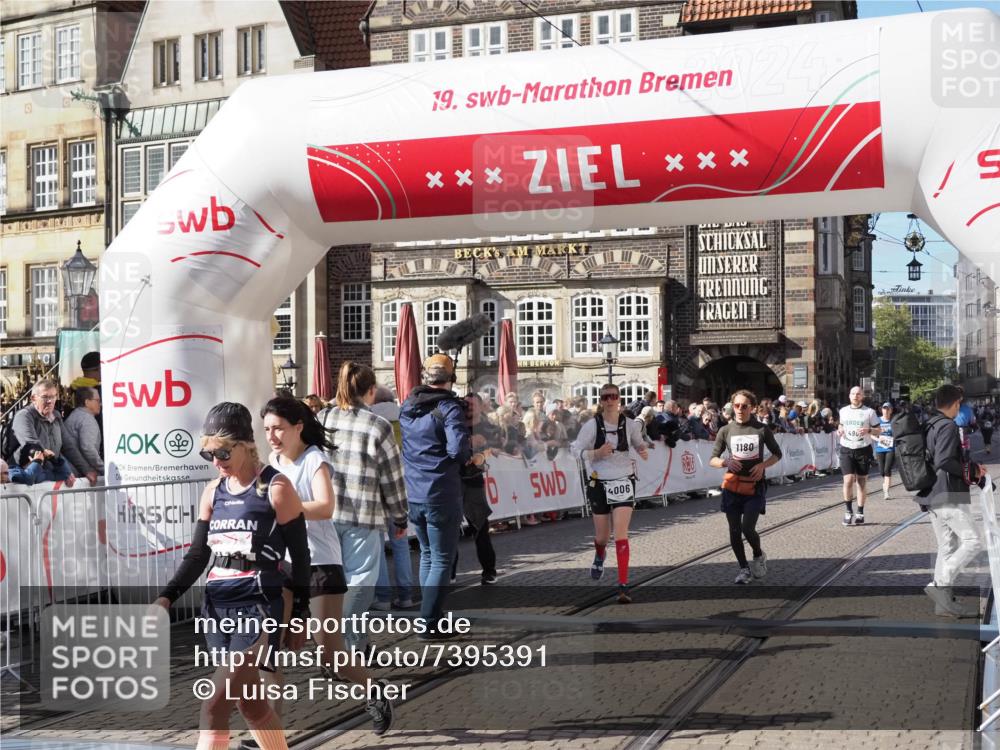 06.10.2024 - 19. swb-Marathon Bremen Luisa Fischer http://msf.ph/oto/7395391 06.10.2024 14:03:34 Ziel 1180, 1600, 1636, 2506, 2508, 3864, 4006, 4132, 4901 meine-sportfotos.de