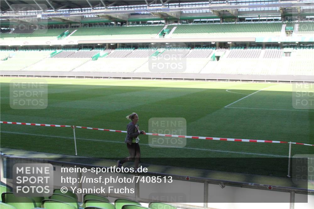 06.10.2024 - 19. swb-Marathon Bremen Yannick Fuchs http://msf.ph/oto/7408513 06.10.2024 13:54:13 Laufen im Stadion 695, 1167, 1244, 2167, 2682, 3650, 5141, 5777, 5962 meine-sportfotos.de