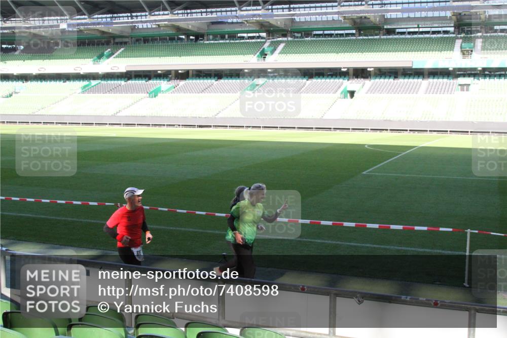 06.10.2024 - 19. swb-Marathon Bremen Yannick Fuchs http://msf.ph/oto/7408598 06.10.2024 13:54:27 Laufen im Stadion 695, 1167, 1244, 2167, 5141, 5777 meine-sportfotos.de