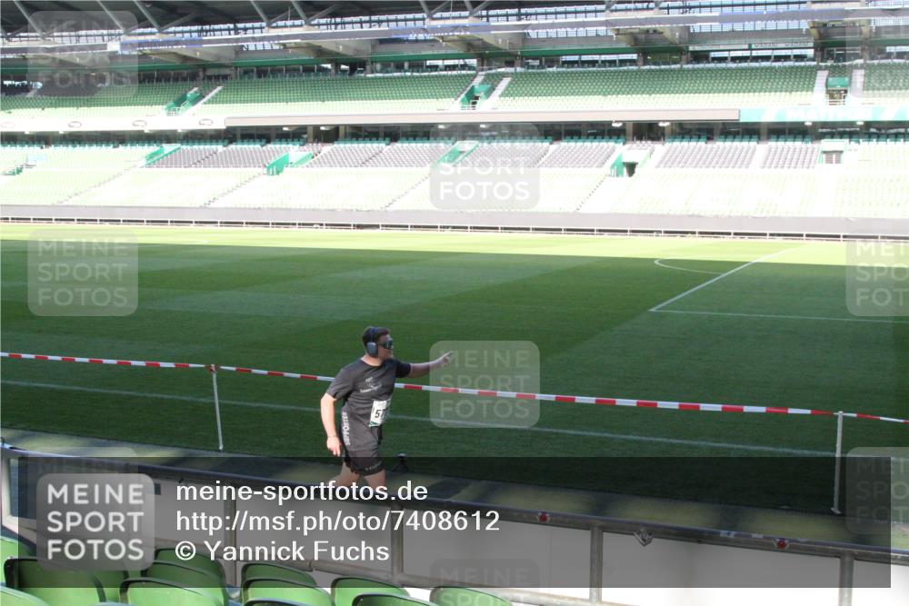 06.10.2024 - 19. swb-Marathon Bremen Yannick Fuchs http://msf.ph/oto/7408612 06.10.2024 13:54:35 Laufen im Stadion 695, 1167, 1234, 2167, 5141, 5777 meine-sportfotos.de