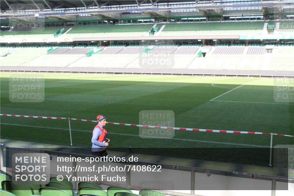 06.10.2024 - 19. swb-Marathon Bremen Yannick Fuchs http://msf.ph/oto/7408622 06.10.2024 13:55:00 Laufen im Stadion 215, 1234, 1368, 2836, 3867, 4552, 5777 meine-sportfotos.de