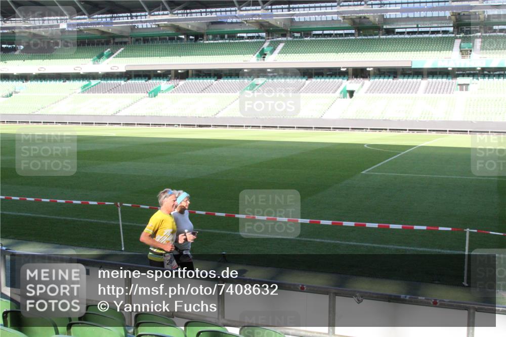06.10.2024 - 19. swb-Marathon Bremen Yannick Fuchs http://msf.ph/oto/7408632 06.10.2024 13:55:07 Laufen im Stadion 215, 1234, 1368, 2702, 2836, 3867, 3935, 4552 meine-sportfotos.de