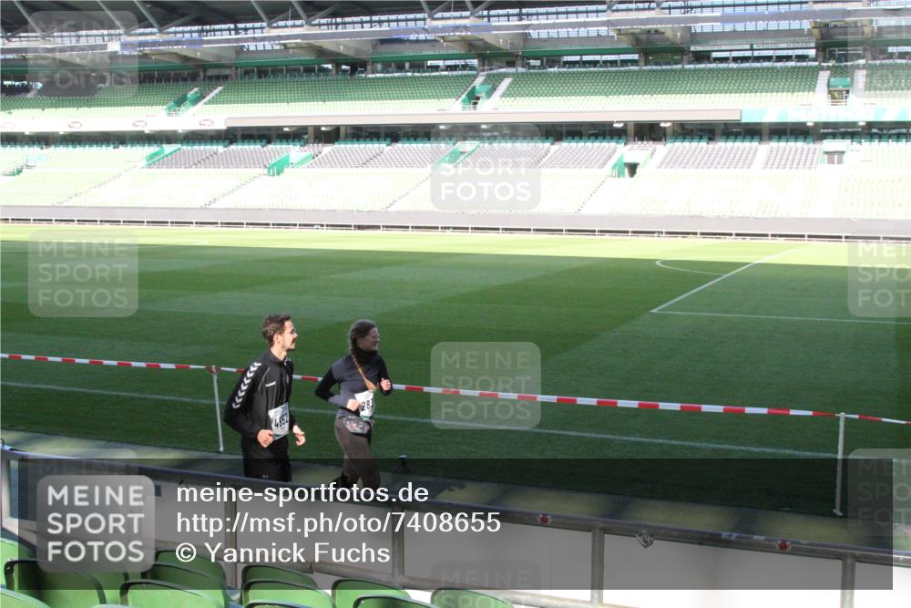 06.10.2024 - 19. swb-Marathon Bremen Yannick Fuchs http://msf.ph/oto/7408655 06.10.2024 13:55:14 Laufen im Stadion 215, 1234, 1368, 2702, 2836, 3867, 3935, 4552 meine-sportfotos.de