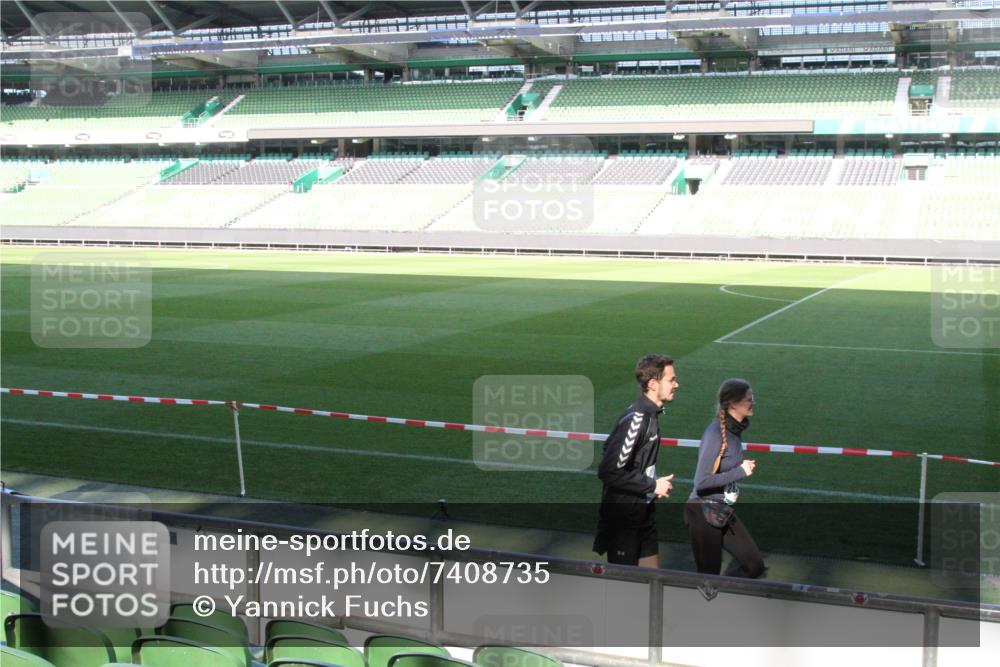 06.10.2024 - 19. swb-Marathon Bremen Yannick Fuchs http://msf.ph/oto/7408735 06.10.2024 13:55:15 Laufen im Stadion 215, 1234, 1368, 2702, 2836, 3867, 3935, 4552 meine-sportfotos.de