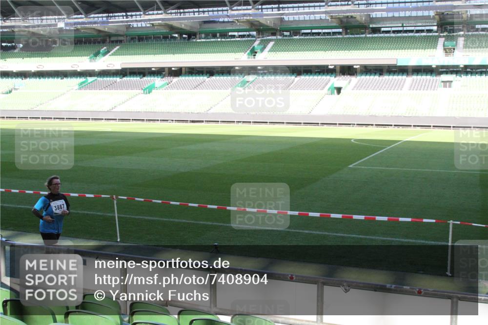 06.10.2024 - 19. swb-Marathon Bremen Yannick Fuchs http://msf.ph/oto/7408904 06.10.2024 13:55:16 Laufen im Stadion 215, 1234, 1368, 2702, 2836, 3867, 3935, 4552 meine-sportfotos.de