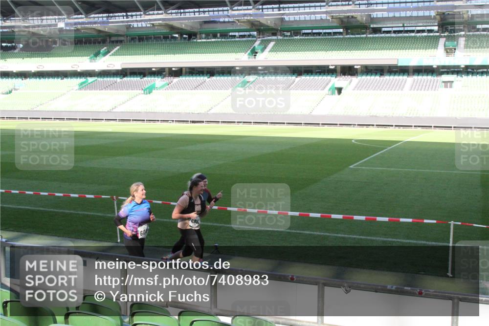 06.10.2024 - 19. swb-Marathon Bremen Yannick Fuchs http://msf.ph/oto/7408983 06.10.2024 13:55:57 Laufen im Stadion 726, 1367, 2342, 2423, 2702, 3935, 4037, 4076, 4643, 6063, 6064 meine-sportfotos.de