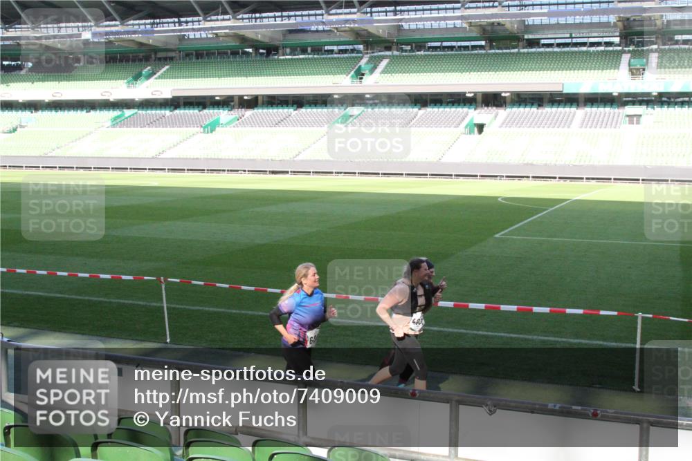 06.10.2024 - 19. swb-Marathon Bremen Yannick Fuchs http://msf.ph/oto/7409009 06.10.2024 13:55:58 Laufen im Stadion 726, 1367, 2342, 2423, 2702, 3935, 4037, 4076, 4643, 6063, 6064 meine-sportfotos.de