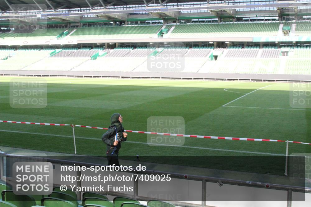06.10.2024 - 19. swb-Marathon Bremen Yannick Fuchs http://msf.ph/oto/7409025 06.10.2024 13:56:02 Laufen im Stadion 726, 1367, 2342, 2423, 4037, 4076, 4643, 6063, 6064 meine-sportfotos.de
