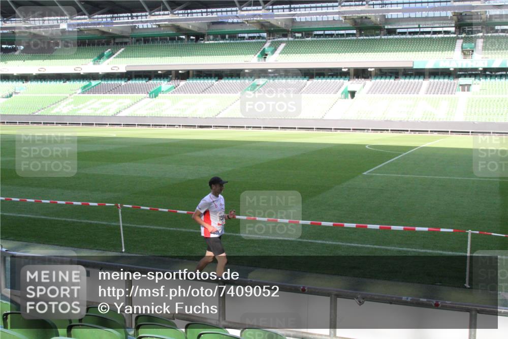 06.10.2024 - 19. swb-Marathon Bremen Yannick Fuchs http://msf.ph/oto/7409052 06.10.2024 13:56:14 Laufen im Stadion 589, 726, 1367, 1512, 2342, 2423, 4037, 4076, 4643, 6063, 6064 meine-sportfotos.de