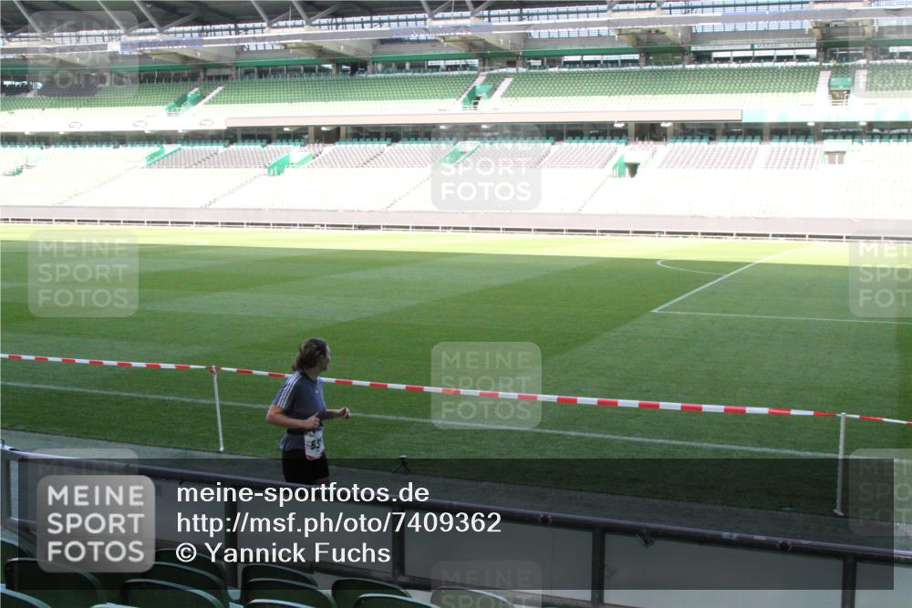 06.10.2024 - 19. swb-Marathon Bremen Yannick Fuchs http://msf.ph/oto/7409362 06.10.2024 13:57:19 Laufen im Stadion 535, 1256, 1270, 1277, 2960, 3163, 4990 meine-sportfotos.de