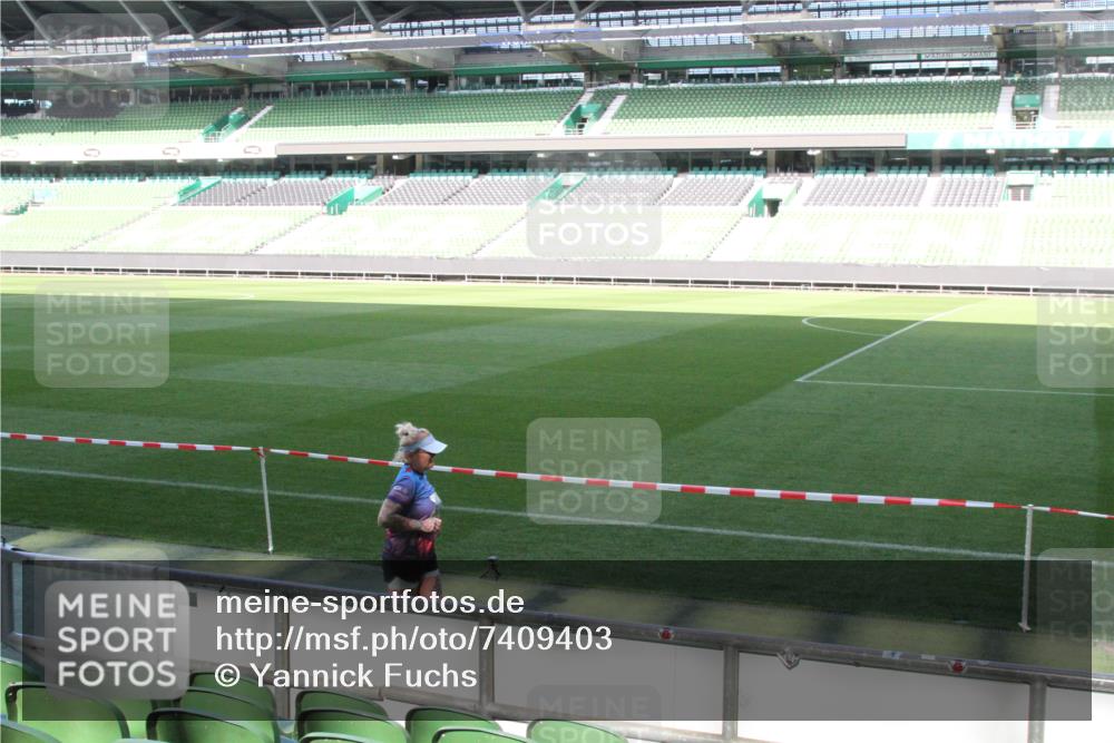 06.10.2024 - 19. swb-Marathon Bremen Yannick Fuchs http://msf.ph/oto/7409403 06.10.2024 13:58:02 Laufen im Stadion 334, 744, 1105, 1189, 1270, 2863, 3049, 3785, 4002, 4350 meine-sportfotos.de