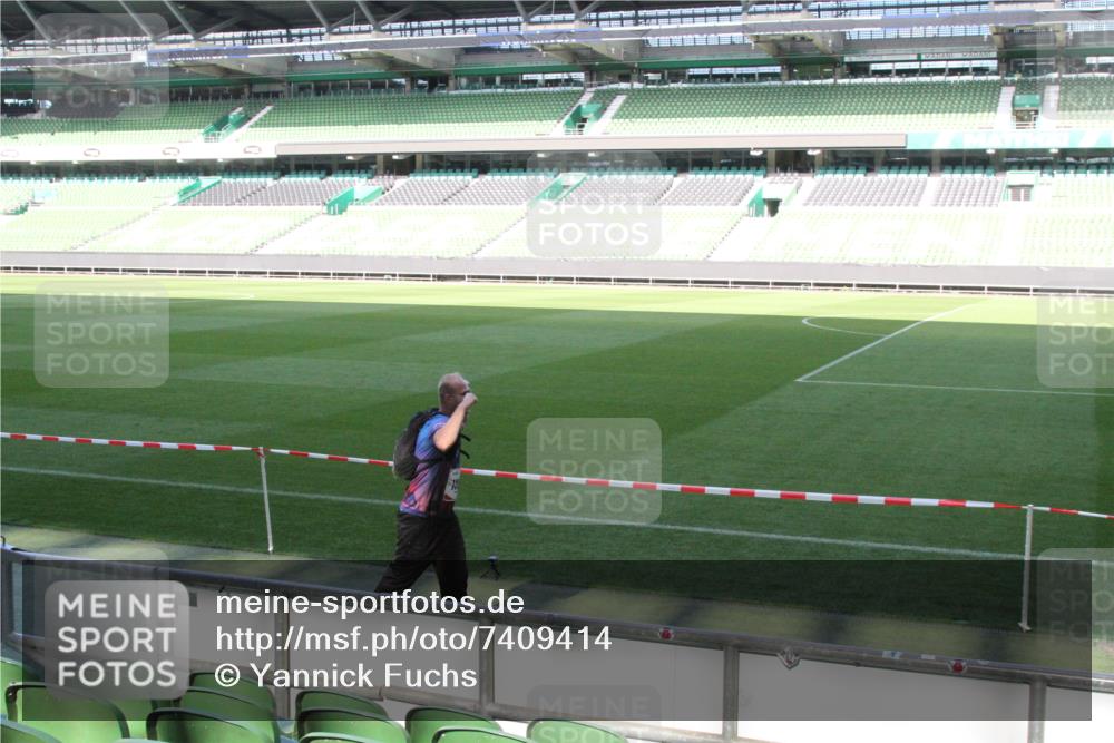 06.10.2024 - 19. swb-Marathon Bremen Yannick Fuchs http://msf.ph/oto/7409414 06.10.2024 13:58:04 Laufen im Stadion 334, 744, 1105, 1189, 1270, 2863, 3049, 3785, 4002, 4350 meine-sportfotos.de