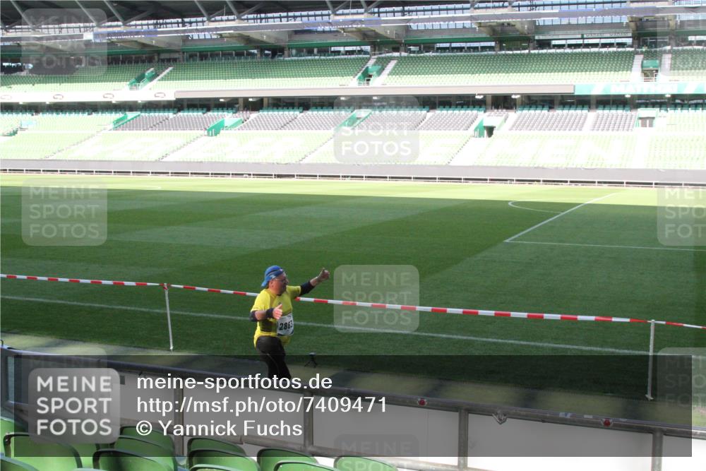 06.10.2024 - 19. swb-Marathon Bremen Yannick Fuchs http://msf.ph/oto/7409471 06.10.2024 13:58:10 Laufen im Stadion 334, 744, 1105, 1189, 1270, 2863, 3049, 3785, 4002, 4350 meine-sportfotos.de