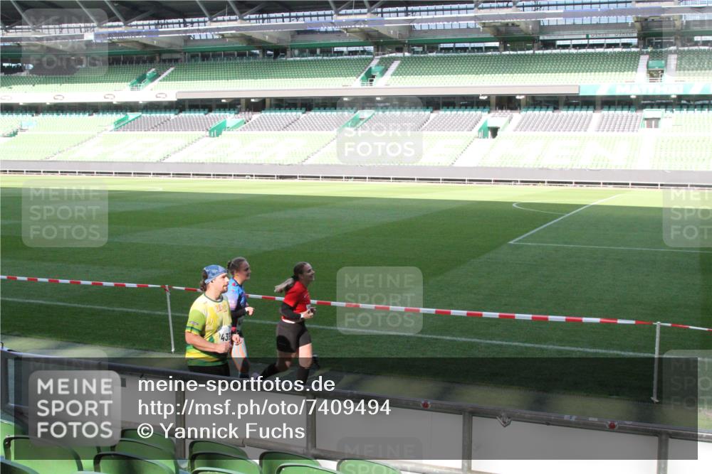 06.10.2024 - 19. swb-Marathon Bremen Yannick Fuchs http://msf.ph/oto/7409494 06.10.2024 13:58:31 Laufen im Stadion 334, 744, 1105, 2525, 2532, 2863, 3049, 3785, 4002, 4350 meine-sportfotos.de