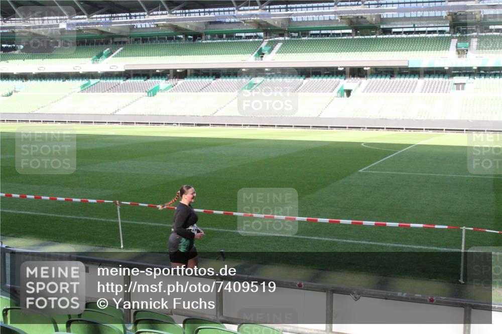 06.10.2024 - 19. swb-Marathon Bremen Yannick Fuchs http://msf.ph/oto/7409519 06.10.2024 13:58:43 Laufen im Stadion 334, 744, 2525, 2532, 3785, 4002, 4350 meine-sportfotos.de