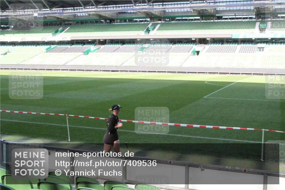06.10.2024 - 19. swb-Marathon Bremen Yannick Fuchs http://msf.ph/oto/7409536 06.10.2024 13:58:46 Laufen im Stadion 334, 744, 2146, 2525, 2532, 3785, 4002, 4350, 4729 meine-sportfotos.de