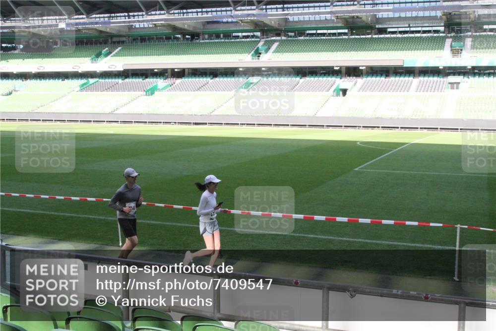 06.10.2024 - 19. swb-Marathon Bremen Yannick Fuchs http://msf.ph/oto/7409547 06.10.2024 13:59:17 Laufen im Stadion 1098, 2146, 3133, 4729 meine-sportfotos.de