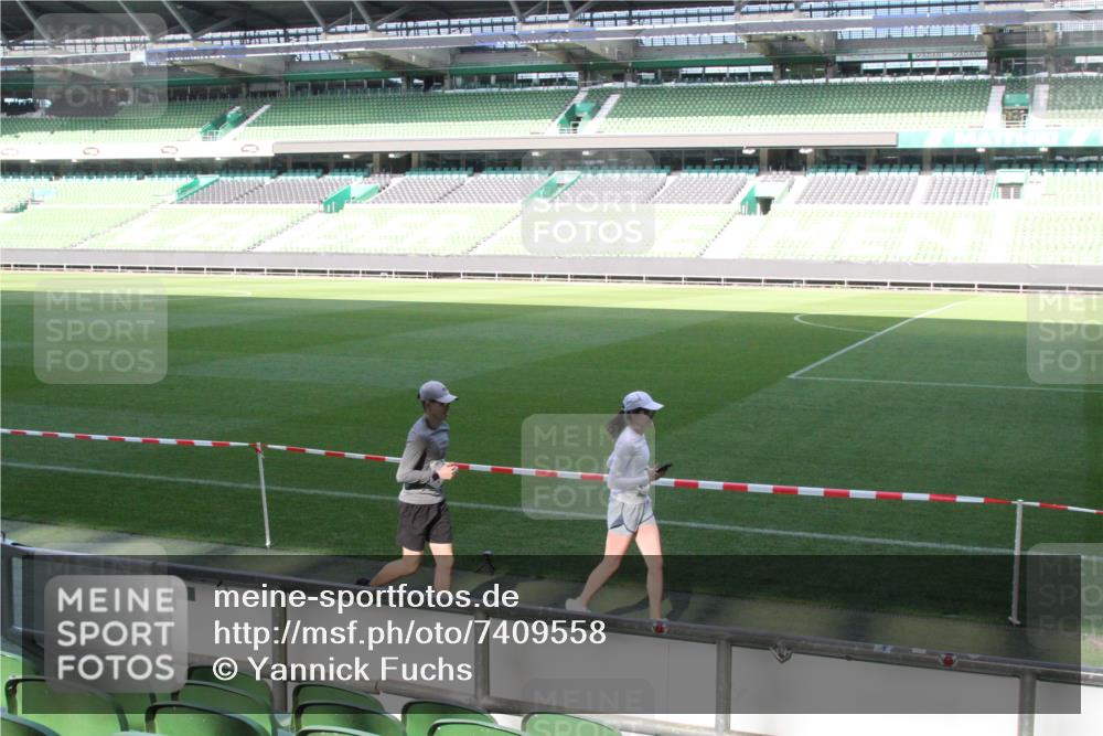 06.10.2024 - 19. swb-Marathon Bremen Yannick Fuchs http://msf.ph/oto/7409558 06.10.2024 13:59:18 Laufen im Stadion 1098, 2146, 3133, 4729 meine-sportfotos.de