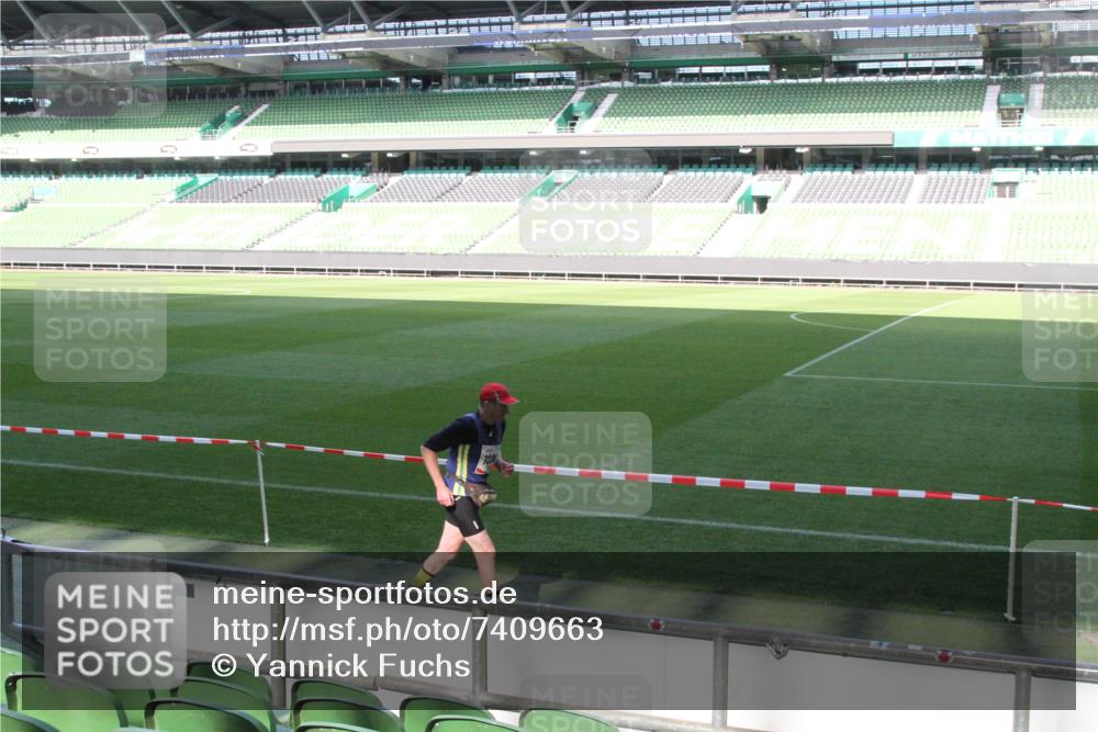 06.10.2024 - 19. swb-Marathon Bremen Yannick Fuchs http://msf.ph/oto/7409663 06.10.2024 13:59:23 Laufen im Stadion 1062, 1098, 2146, 3133, 4729 meine-sportfotos.de
