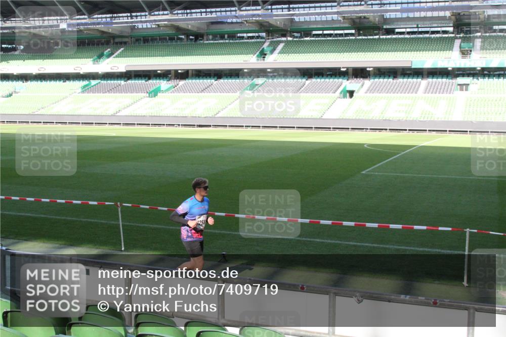 06.10.2024 - 19. swb-Marathon Bremen Yannick Fuchs http://msf.ph/oto/7409719 06.10.2024 14:00:24 Laufen im Stadion 1024, 1088, 1258, 1334, 4356 meine-sportfotos.de