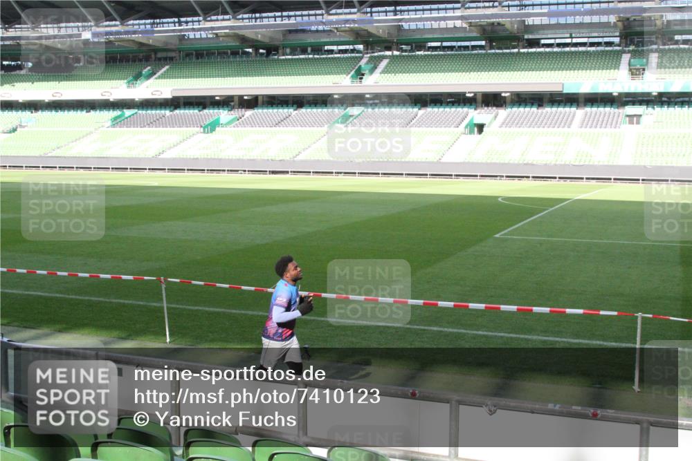 06.10.2024 - 19. swb-Marathon Bremen Yannick Fuchs http://msf.ph/oto/7410123 06.10.2024 14:02:42 Laufen im Stadion 398, 469, 568, 698, 824, 825, 875, 953, 964, 1467, 1480, 1579, 1649, 2969, 6296, 6604 meine-sportfotos.de