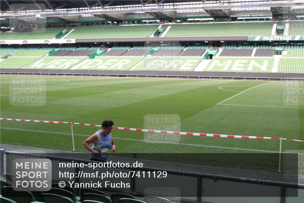 06.10.2024 - 19. swb-Marathon Bremen Yannick Fuchs http://msf.ph/oto/7411129 06.10.2024 14:07:24 Laufen im Stadion 329, 688, 848, 905, 906, 1289, 2530, 3754, 4445, 4689 meine-sportfotos.de